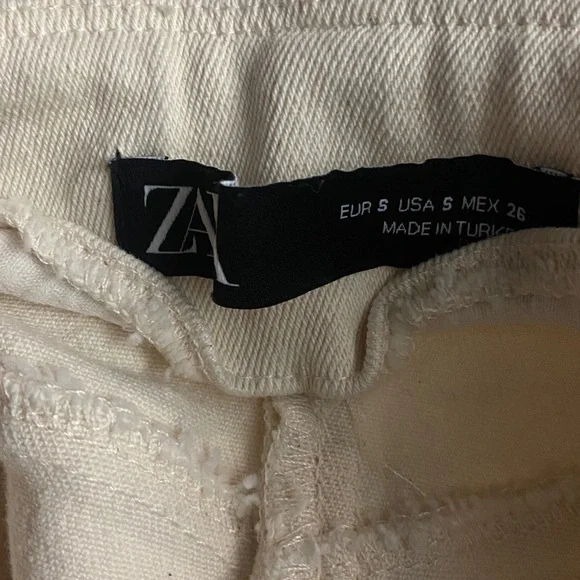 Zara Off-White Mini Skirt with Button Detail - Picture 3 of 3